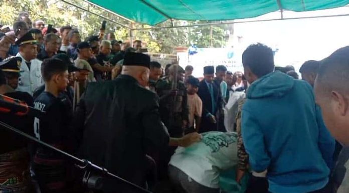 Jenazah Mantan Bupati TTU Dikubur di Samping Rumah Duka Pemakaman Almarhum Mantan Bupati Kabupaten Timor Tengah Utara (TTU), Raymundus Sau Fernandes, Sabtu, 29 Maret 2025.