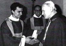 Pidato Perdana Paus Leo XIV Paus St. Yohanes Paulus II memberi salam kepada diaken muda yang baru ditahbiskan, Robert Prevost, OSA, yang baru saja menggantikannya sebagai Paus Leo XIV.