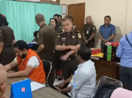 Eks Kapolres Ngada saat berada di salah satu ruangan Kejari Kupang, 10 Juni 2025.