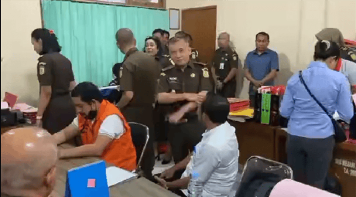 Polda NTT Serahkan Eks Kapolres Ngada dan Barang Bukti Ke Kejari Kupang Eks Kapolres Ngada saat berada di salah satu ruangan Kejari Kupang, 10 Juni 2025.