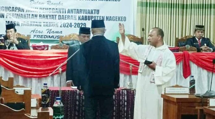 Ketua DPRD Nagekeo Lantik Anggota PAW, Bupati: Amanah Ketua DPRD Kabupaten Nagekeo, Safar Laga Rema, melantik Romaldus Fredimus Lebi, S.Fil,