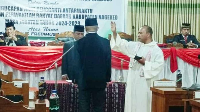 Fredi Ketua DPRD Kabupaten Nagekeo, Safar Laga Rema, melantik Romaldus Fredimus Lebi, S.Fil,