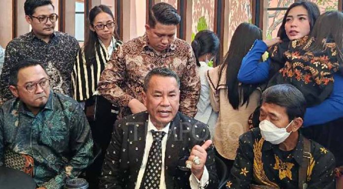 Kasus 4 Anak Dicabuli Pendeta Akan Dilaporkan Ke Presiden Hotman Paris bersama Tan (batik kuning), ayah dari empat anak korban pencabulan oleh seorang pendeta di Blitar memberikan keterangan pers di Mal Kelapa Gading, Jakarta, 4 Juli 2025. (foto: Tempo/Rizki Yusrial)