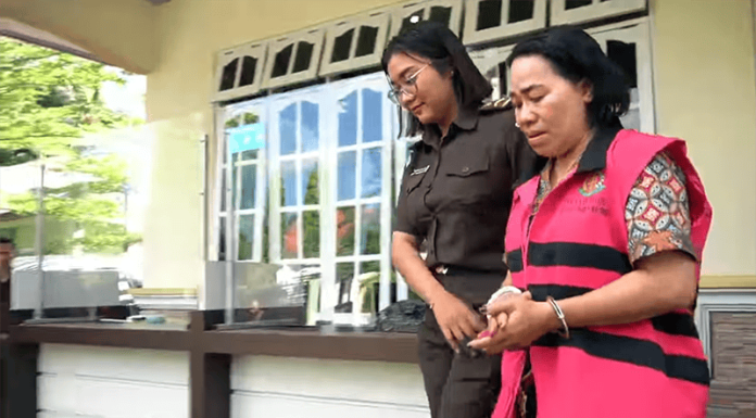 Mantan Kepsek SMKN 1 Larantuka Ditahan LYTF saat digiring ke Rutan Larantuka.