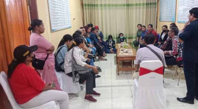 Bupati Nagekeo Batalkan Kelulusan Nakes Yang Lolos Seleksi P3K 26 Nakes saat berada di Kantor DPRD Nagekeo, Rabu (2/7/25).
