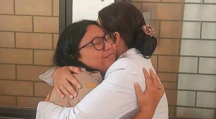 Bupati SBD Dijuluki Bupati Konten Foto perdamaian Ratu Wula dengan stafnya yang diperoleh sergap dari media sosial.