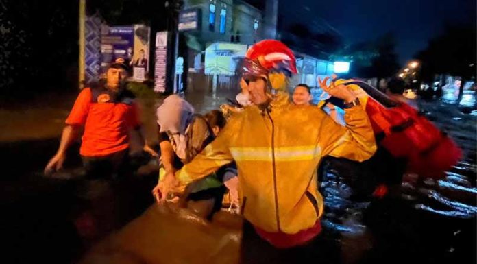 Mobil Hanyut Disapu Banjir, Mataram dan Lombok Barat Gelap