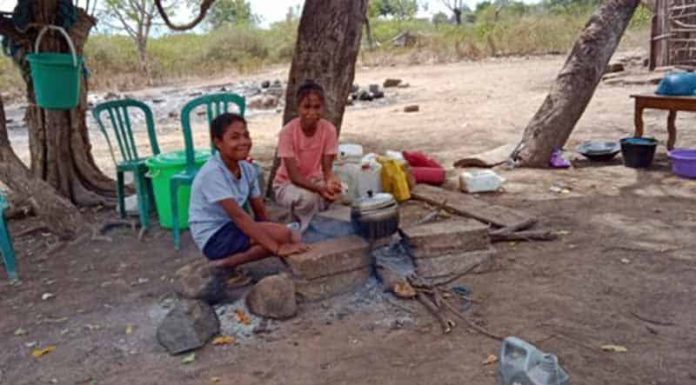 Rumah Terbakar, Pemilik Terpaksa Masak Di Bawah Pohon