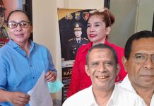 Tak Bayar Utang MBG 519 Juta, Gabriel – Mulyawan Dilaporkan ke Polda NTT Wahyu Triwidayati didampingi Aisyah Bahweres saat melaporkan Gabriel Bire Bina dan Mulyawan Djawa di Polda NTT, Selasa (19/8/25) – foto baju putih: Gabriel Bire Bina dan Mulyawan Djawa.