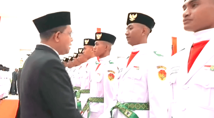 Paskibraka NTT 2025 Dikukuhkan Gubernur Melki Laka Lena Gubernur NTT, Melki Laka Lena, bercabat tangan dengan para anggota Paskibraka usai acara Pengukuhan Paskibraka Tingkat Provinsi NTT Tahun 2025 di Aula Rumah Jabatan Gubernur, Jumat, (15/8/25) sore.