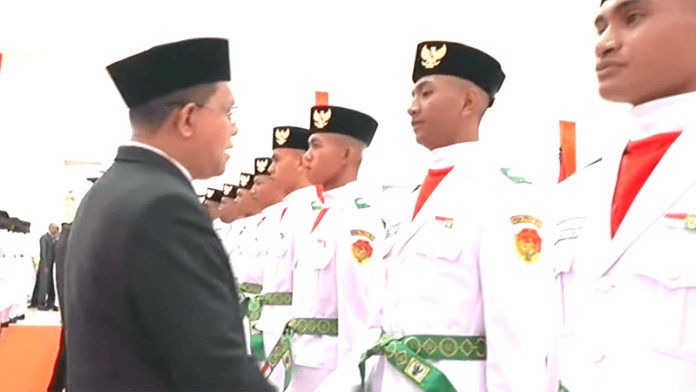 Gubernur NTT, Melki Laka Lena, bercabat tangan dengan para anggota Paskibraka usai acara Pengukuhan Paskibraka Tingkat Provinsi NTT Tahun 2025 di Aula Rumah Jabatan Gubernur, Jumat, (15/8/25) sore.
