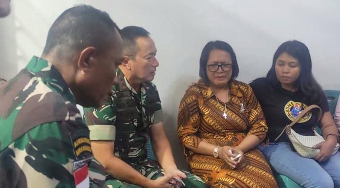 Tersangka Kasus Prada Lucky Jadi 20 Orang, Sudah Ditahan! Pangdam IX/Udayana Mayjen TNI Piek Budyakto kepada wartawan di rumah duka Prada Lucky di Asrama TNI Kuanino, Kota Kupang, NTT, Senin (11/8/25).
