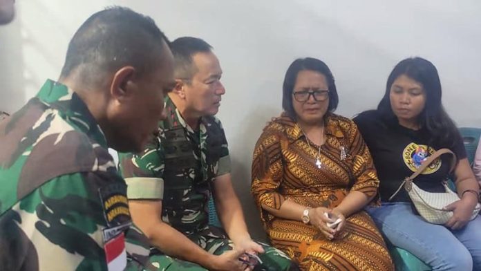 Pangdam IX/Udayana Mayjen TNI Piek Budyakto kepada wartawan di rumah duka Prada Lucky di Asrama TNI Kuanino, Kota Kupang, NTT, Senin (11/8/25).