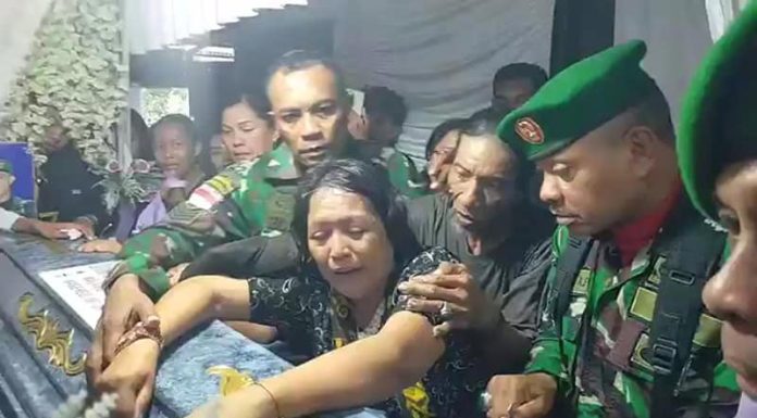 Isak Tangis Antar Kepergian Prada Lucky Ke TPU Mapoli Ratapan ibu kandung Prada Lucky yang tak rela anaknya pergi untuk selama-lamanya.