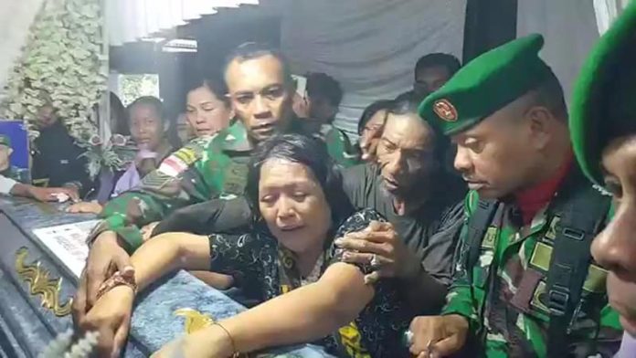 Pemakaman Prda Lucky Ratapan ibu kandung Prada Lucky yang tak rela anaknya pergi untuk selama-lamanya.