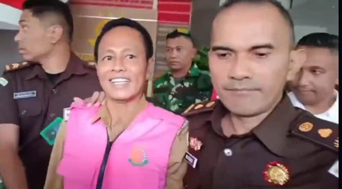 Ditahan Jaksa, Mantan Kadis Kesehatan Bandingkan Dirinya Dengan Jokowi Robert Amheka