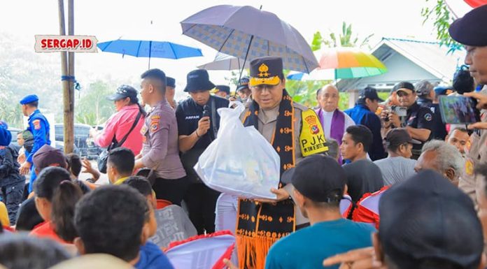 Kakorbinmas Baharkam Polri Serahkan Bantuan Untuk Korban Banjir Mauponggo