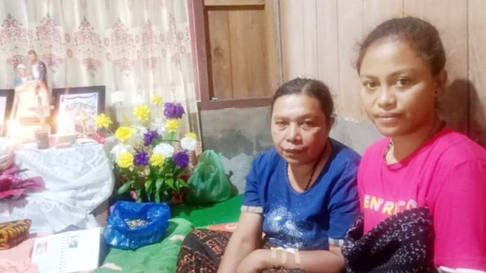 Katarina Dadi bersama Rosdiana Novita Toyo, istri Guru Nano