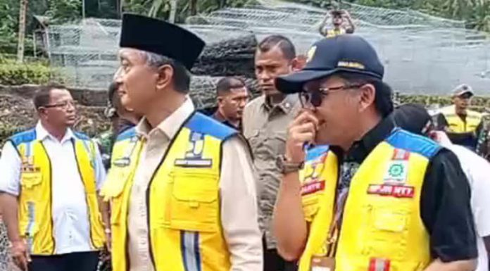 Menteri PU Tinjau Lokasi Banjir Bandang Mauponggo Menteri PU Dody Hanggodo saat di Mauponggo, Jumat (19/9/25).