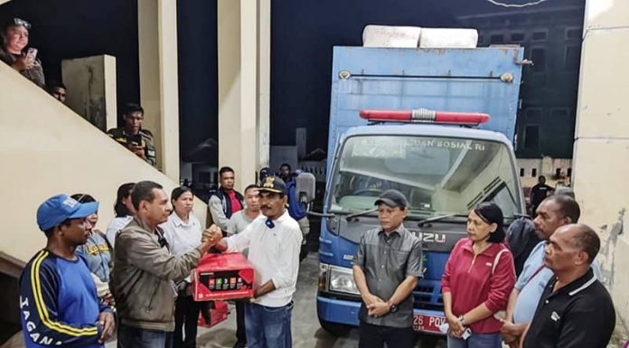 Pemkab Nagekeo Salurkan Bantuan untuk Korban Banjir Mauponggo Wabuh Nagekeo menyerahkan bantuan untuk korban banjir bandang