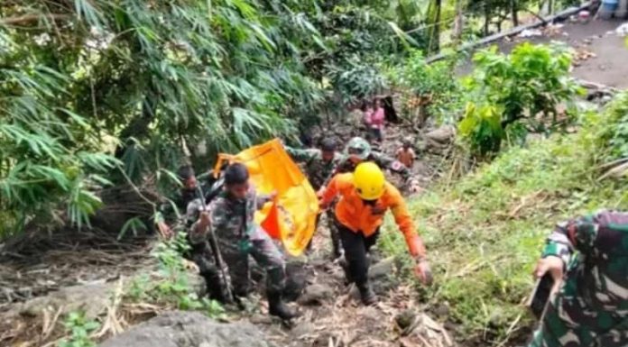 Tim SAR Temukan Balita Korban Banjir Bandang Mauponggo evakuasi korban