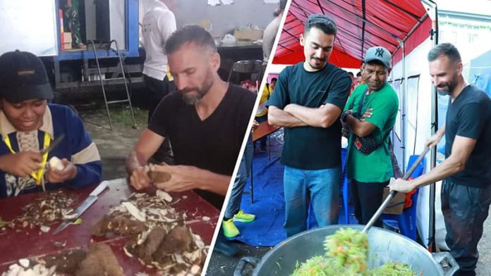 Peserta Tour de eNTeTe sedang bantu memasak bersama relawan banjir Bandang Mauponggo, Kamis (18/9/25).