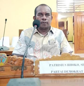 Setiap Hari Anggota DPR Ini Naik Ojek Ke Kantor Patrisius Bhoko, SE