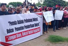 Demo: Warga Tolak Brigif serta Desak Revisi Sertifikat Tanah TNI AD Massa demo mbay nagekeo
