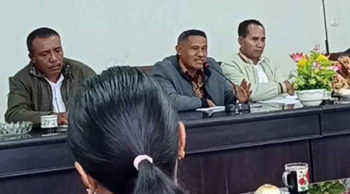 Kasus kematian Bripka Maksi: Dua Perawat RSUD Bajawa Diberi Sanksi Ketua Komisi III DPRD Ngada, Fridus Muga, saat memimpin RDP dengan Direktur RSUD Bajawa, Kamis (5/3/26) siang.