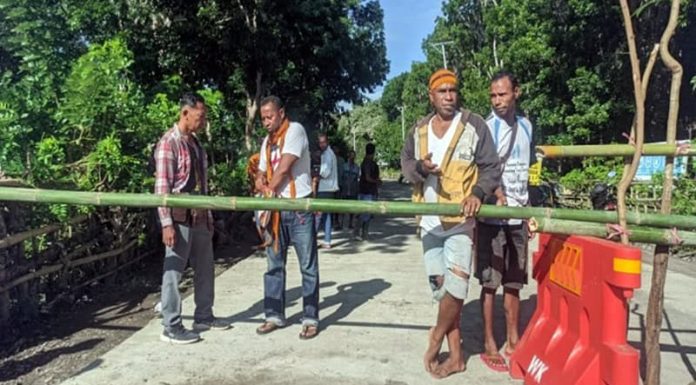 Warga Hentikan Proyek Waduk Lambo Jalan masuk ke Waduk Lambo diblokir warga