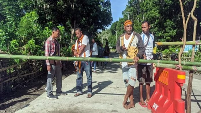 warga blokir jalan masuk waduk lambo Jalan masuk ke Waduk Lambo diblokir warga