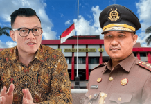 Serang Balik! Kuasa Hukum Roni Sonbai Dilaporkan ke Polda NTT Foto: Fransisco Bessi dan Ridwan Sujana Angsar dengan latar belakang kantor Polda NTT.