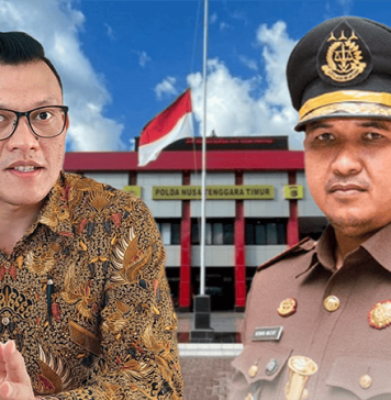 Serang Balik! Kuasa Hukum Roni Sonbai Dilaporkan ke Polda NTT Foto: Fransisco Bessi dan Ridwan Sujana Angsar dengan latar belakang kantor Polda NTT.