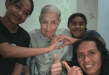 Besok, Bruder Beatus Dimakamkan di Pekuburan SVD Nenuk Foto Kenangan: Bruder Beatus semasa hidup diapit warga binaannya di Lebur.