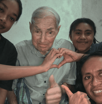 Besok, Bruder Beatus Dimakamkan di Pekuburan SVD Nenuk Foto Kenangan: Bruder Beatus semasa hidup diapit warga binaannya di Lebur.