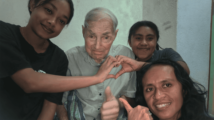 Foto Kenangan: Bruder Beatus semasa hidup diapit warga binaannya di Lebur.