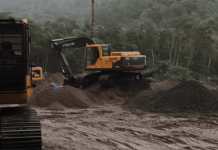 Uang Galian C Ilegal di Nataute Masuk Kas Daerah, Koq Bisa? Alat berat milik Yeti Darmawan yang masih terparkir di dekat lokasi galian C Nataute. Foto diambil Senin 20 April 2026.