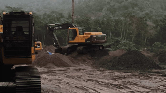 Alat berat milik Yeti Darmawan yang masih terparkir di dekat lokasi galian C Nataute. Foto diambil Senin 20 April 2026.