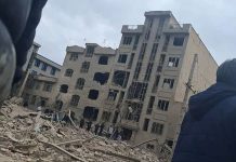 Ekonomi Iran Runtuh: Perang, Inflasi, dan Isolasi Hantam Rakyat Tanpa Ampun Bangunan hancur dan kendaraan rusak di Teheran di Jalan Raya Bagheri dan Jalan Tahamtan setelah dibom Israel-AS siang hari, 16 Maret 2026.