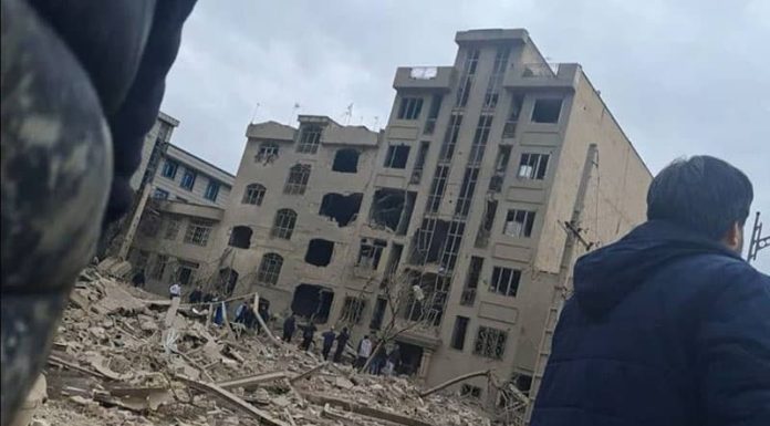 Ekonomi Iran Runtuh: Perang, Inflasi, dan Isolasi Hantam Rakyat Tanpa Ampun Bangunan hancur dan kendaraan rusak di Teheran di Jalan Raya Bagheri dan Jalan Tahamtan setelah dibom Israel-AS siang hari, 16 Maret 2026.