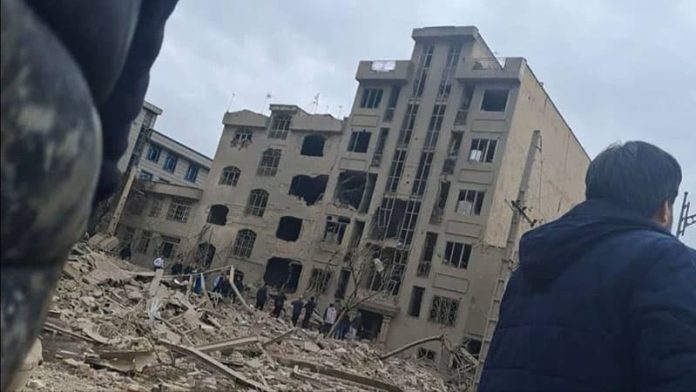 Bangunan hancur dan kendaraan rusak di Teheran di Jalan Raya Bagheri dan Jalan Tahamtan setelah dibom Israel-AS siang hari, 16 Maret 2026.