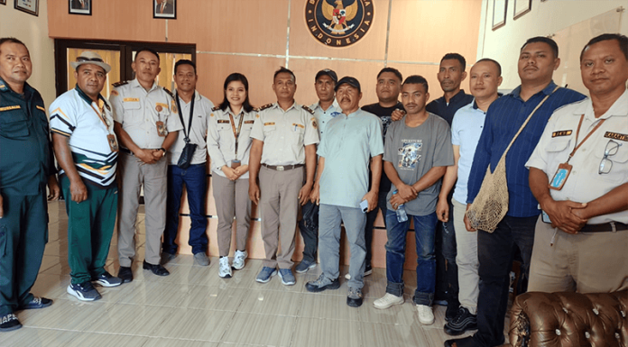 Karantina Ende Tegas: Tak Ada Dobel Pelayanan Jajaran Karantina Ende foto bersama dengan pengusaha hewan besar asal Nagekeo, Jumat (17/4/26)