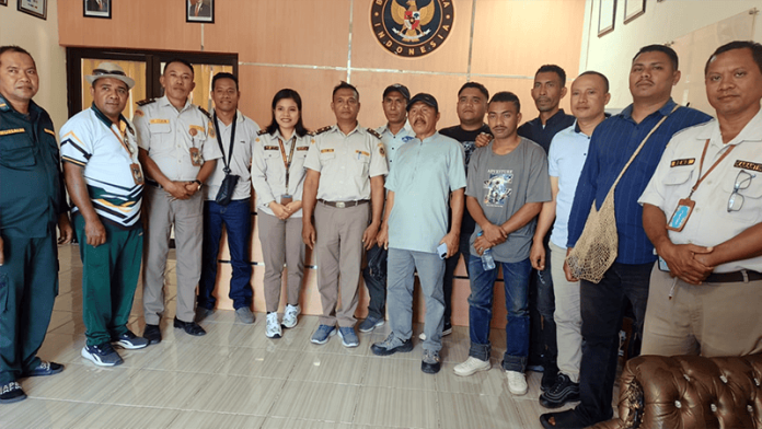 Jajaran Karantina Ende foto bersama dengan pengusaha hewan besar asal Nagekeo, Jumat (17/4/26)