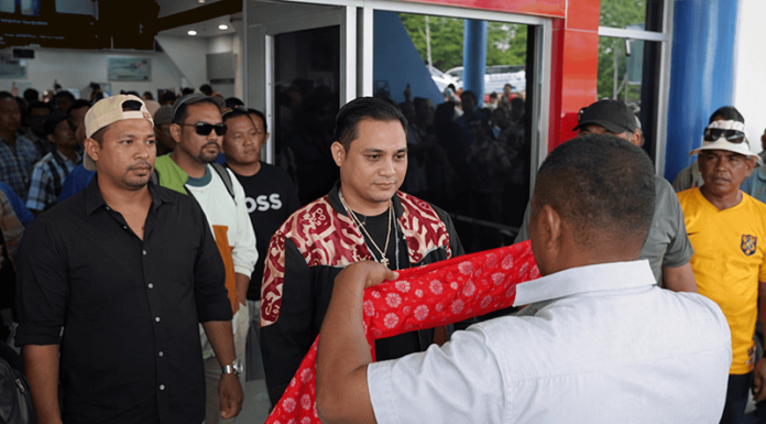 Nus Kei Tumbang, Putra John Kei Bidik Kursi Golkar Malra Mossad Kennedy Refra atau MKR, putra dari John Kei Refra saat tiba di Bandara Karel Sadsuitubun Langgur.