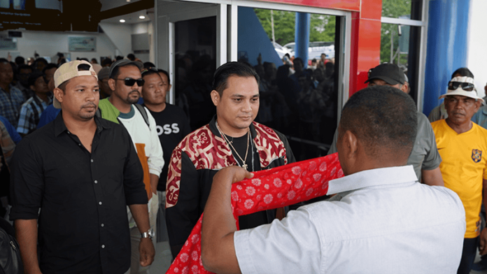 Mossad Kennedy Refra atau MKR, putra dari John Kei Refra saat tiba di Bandara Karel Sadsuitubun Langgur.