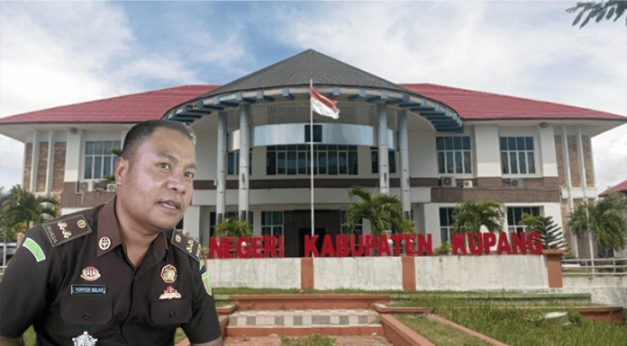 Jejak Kajari Kupang: dari “Pemburu Koruptor” ke Ujian Integritas Kepala Kejaksaan Negeri (Kajari) Kabupaten Kupang, Yupiter Selan, SH, MHum, dengan latar belakang kantornya.