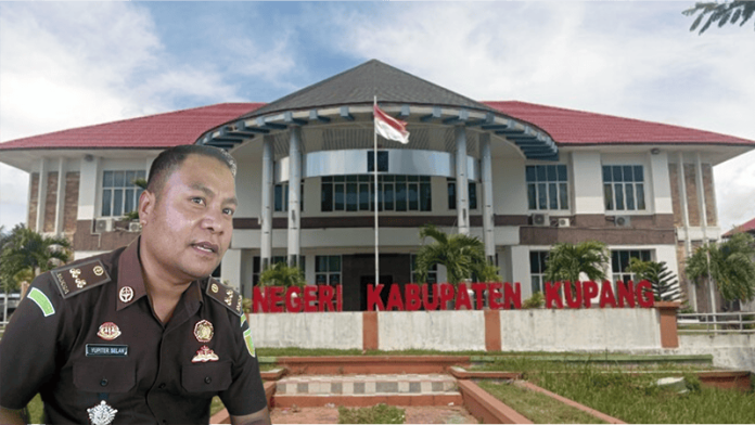 Kepala Kejaksaan Negeri (Kajari) Kabupaten Kupang, Yupiter Selan, SH, MHum, dengan latar belakang kantornya.