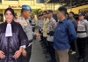 Mutiara Diperiksa, Panit Polsek Maulafa Terancam Di Patsus Mutiara Prischila Manafe dengan latar belakang Kasi Propam Polres Kupang Kota, Ipda. Frumentius Donatus Jawa Sadipun, SH sedang memeriksa kelengkapan anggotanya.