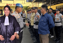 Mutiara Diperiksa, Panit Polsek Maulafa Terancam Di Patsus Mutiara Prischila Manafe dengan latar belakang Kasi Propam Polres Kupang Kota, Ipda. Frumentius Donatus Jawa Sadipun, SH sedang memeriksa kelengkapan anggotanya.