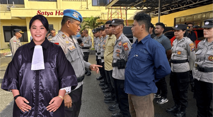 Mutiara Diperiksa, Panit Polsek Maulafa Terancam Di Patsus Mutiara Prischila Manafe dengan latar belakang Kasi Propam Polres Kupang Kota, Ipda. Frumentius Donatus Jawa Sadipun, SH sedang memeriksa kelengkapan anggotanya.